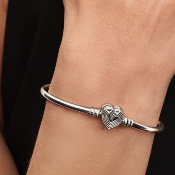 NIAB/NWOT PANDORA Sterling Silver Radiating Heart Clasp Bangle - Picture 1 of 8